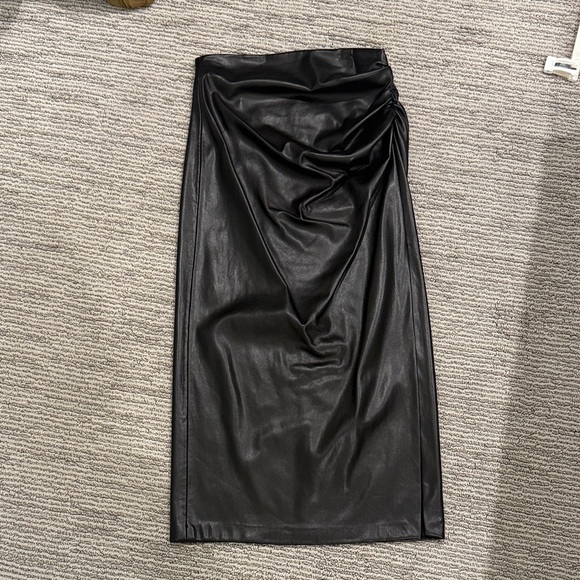 Zara Asymmetrical Black faux leather Skirt - Picture 4 of 6
